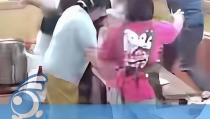 江苏南京一餐馆内顾客与老板大打出手，店员上前劝架场面混乱！视频曝光