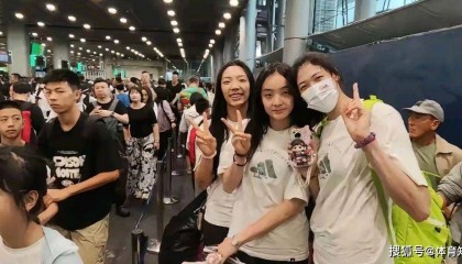 女排抵达泰国！姑娘们在机场搞怪，江苏球员众多，李盈莹显得孤单