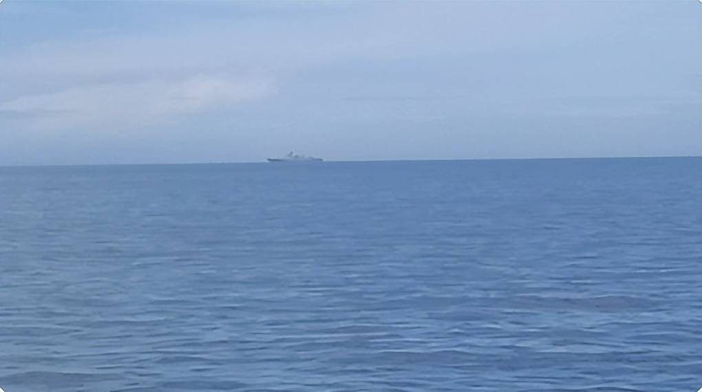 美日菲又来南海作秀，我军舰抵近菲舰7海里，一句话呛得菲方哑火