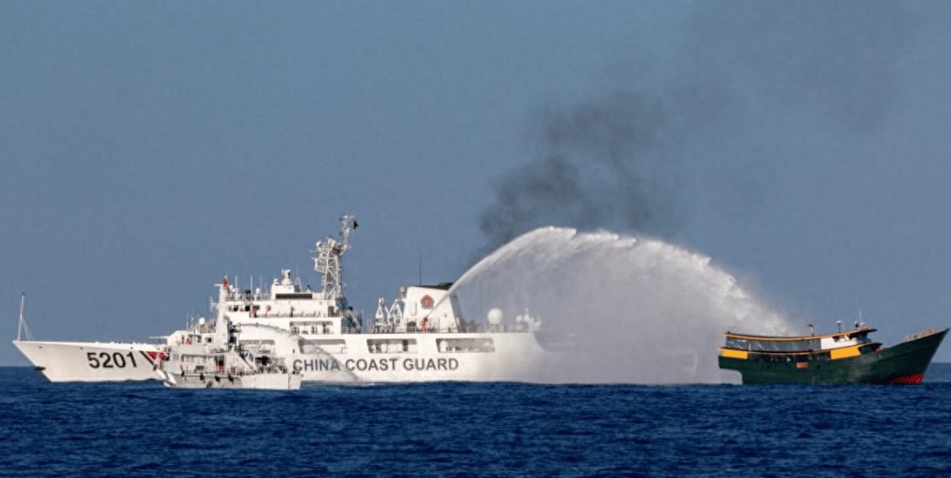 中方水炮毫不留情，十艘菲船全部被浇透，菲律宾“夺岛”大败而归！