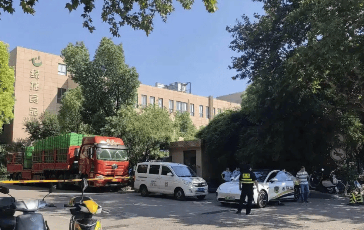 上海学生午餐虾仁炒蛋紧急停供持续发酵，闵行区市监局介入，家长称“菜臭得吃到吐”