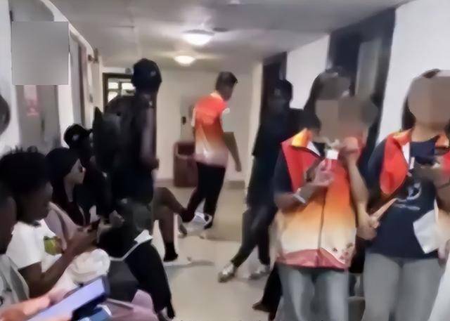 多名男留学生混住在女生宿舍楼：安全感碎了一地