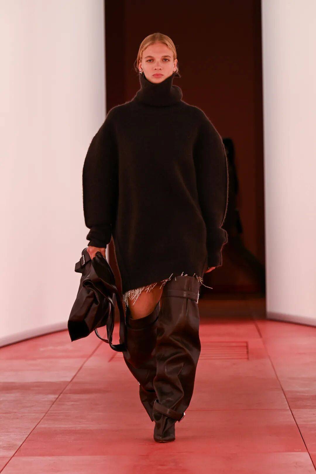 阔别七年重返T台的H&amp;M，终于暴露野心了