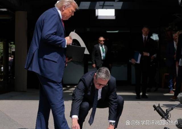 特朗普万万不会想到，他冒着生命危险访英，斯塔默还给了他一巴掌